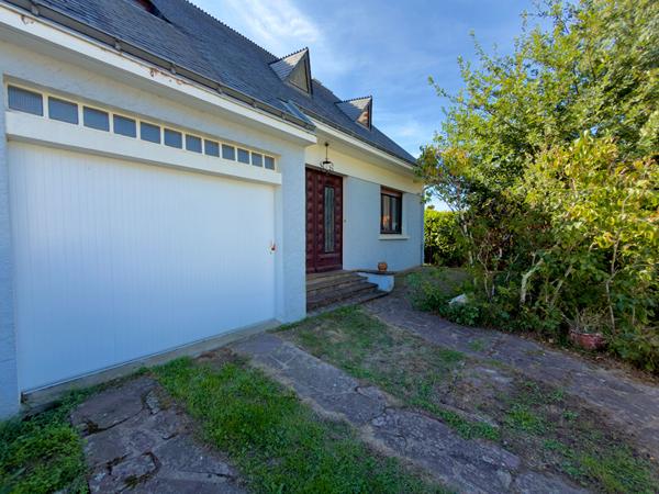 Rezé – Maison Familiale en Impasse – 4 chambres – 1 bureau – Jardin -Garage – Dépendance