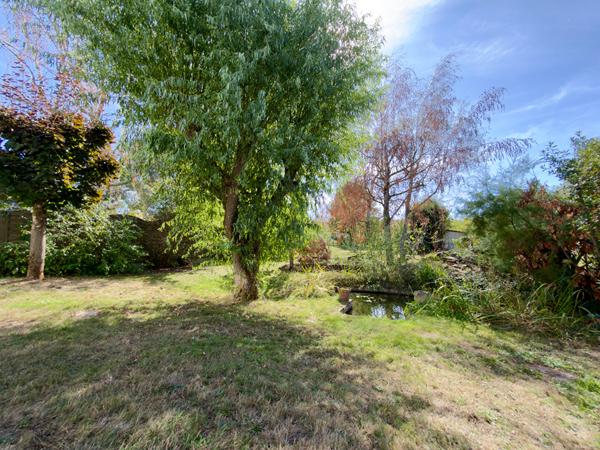 Rezé – Maison Familiale en Impasse – 4 chambres – 1 bureau – Jardin -Garage – Dépendance
