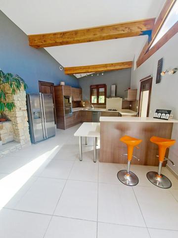 Grande maison familiale aux belles proportions + T2 en RDC ideal location !