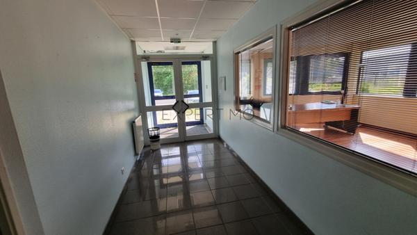 Le Vaudreuil (27100) À LOUER – Bâtiment Industriel 660 m² avec Bureaux et dépôt