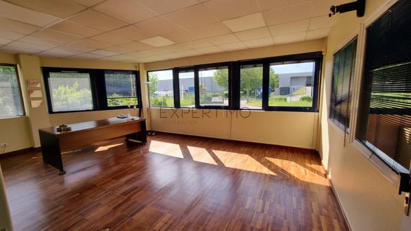 Le Vaudreuil (27100) À LOUER – Bâtiment Industriel 660 m² avec Bureaux et dépôt