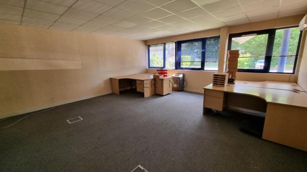 Le Vaudreuil (27100) À LOUER – Bâtiment Industriel 660 m² avec Bureaux et dépôt