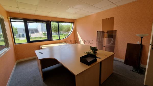 Le Vaudreuil (27100) À LOUER – Bâtiment Industriel 660 m² avec Bureaux et dépôt