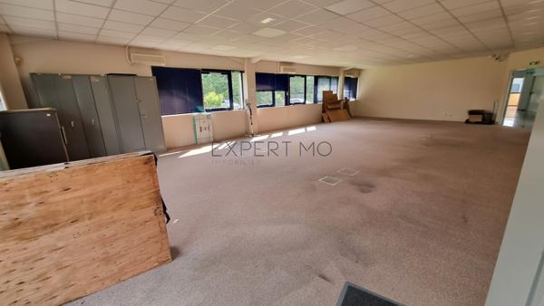 Le Vaudreuil (27100) À LOUER – Bâtiment Industriel 660 m² avec Bureaux et dépôt