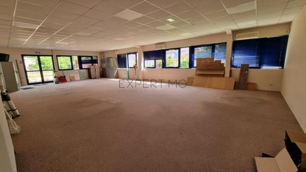 Le Vaudreuil (27100) À LOUER – Bâtiment Industriel 660 m² avec Bureaux et dépôt