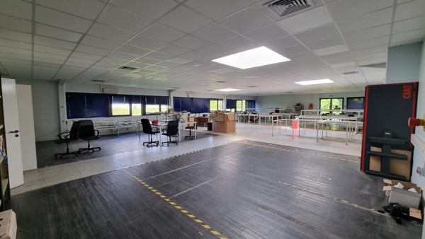 Le Vaudreuil (27100) À LOUER – Bâtiment Industriel 660 m² avec Bureaux et dépôt