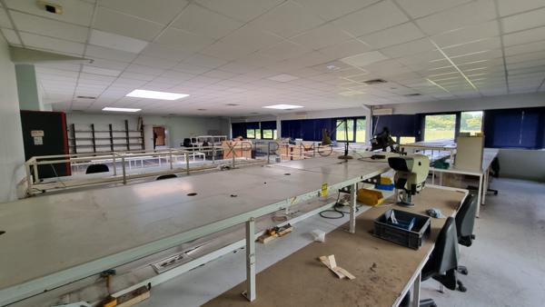 Le Vaudreuil (27100) À LOUER – Bâtiment Industriel 660 m² avec Bureaux et dépôt