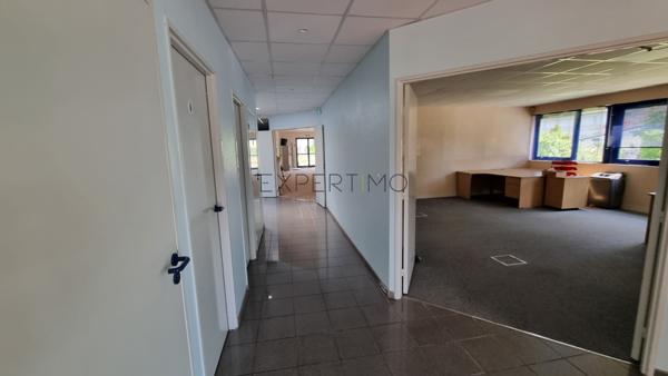 Le Vaudreuil (27100) À LOUER – Bâtiment Industriel 660 m² avec Bureaux et dépôt