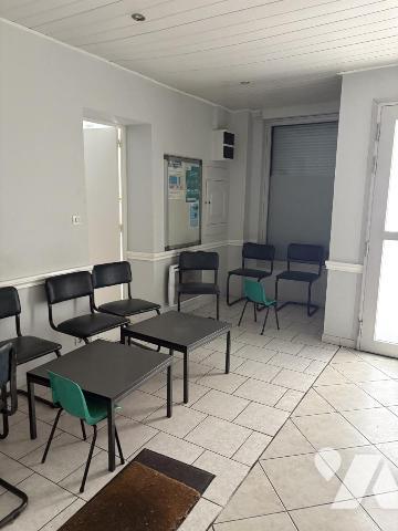 A Oignies, Immeuble à usage mixte, avec habitation et local professionnel