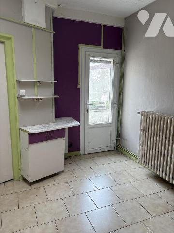 A Oignies, Immeuble à usage mixte, avec habitation et local professionnel