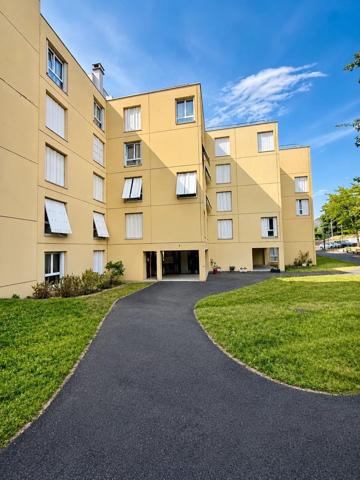 Vente                                                      Appartement
                        
                     4 pièces                      82 m2                     à Melun