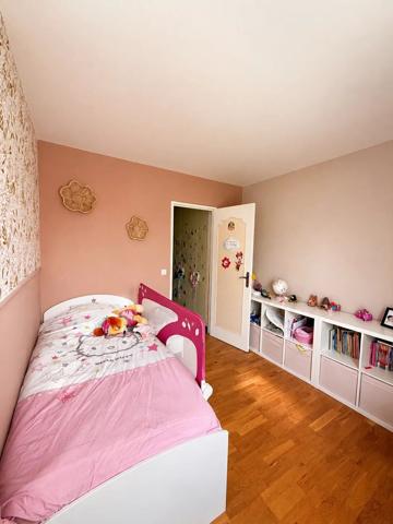 Vente                                                      Appartement
                        
                     4 pièces                      82 m2                     à Melun