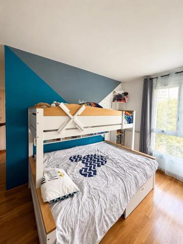 Vente                                                      Appartement
                        
                     4 pièces                      82 m2                     à Melun