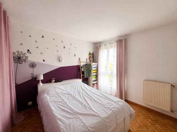 Vente                                                      Appartement
                        
                     4 pièces                      82 m2                     à Melun
