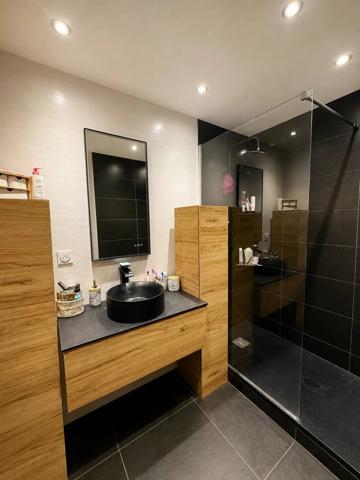 Vente                                                      Appartement
                        
                     4 pièces                      82 m2                     à Melun