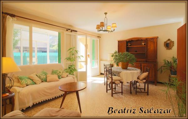 Au rez-de-chaussée d'une maison de deux niveaux, un appartement T4 de 76 m² carrez et 92 m² au sol avec la véranda, petit atelier avec jardin privatif d'environ 104m²