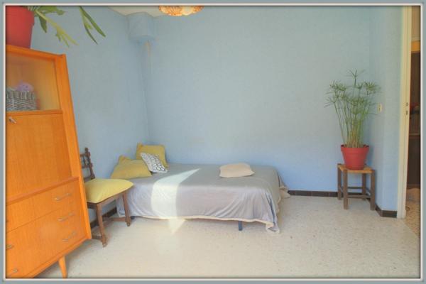 Au rez-de-chaussée d'une maison de deux niveaux, un appartement T4 de 76 m² carrez et 92 m² au sol avec la véranda, petit atelier avec jardin privatif d'environ 104m²