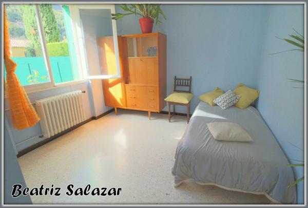 Au rez-de-chaussée d'une maison de deux niveaux, un appartement T4 de 76 m² carrez et 92 m² au sol avec la véranda, petit atelier avec jardin privatif d'environ 104m²