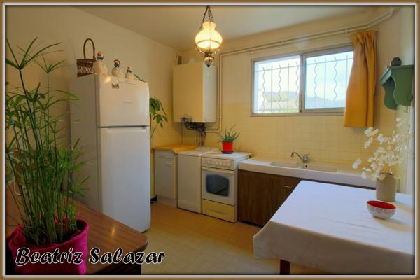 Au rez-de-chaussée d'une maison de deux niveaux, un appartement T4 de 76 m² carrez et 92 m² au sol avec la véranda, petit atelier avec jardin privatif d'environ 104m²