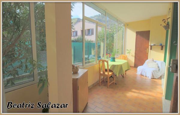 Au rez-de-chaussée d'une maison de deux niveaux, un appartement T4 de 76 m² carrez et 92 m² au sol avec la véranda, petit atelier avec jardin privatif d'environ 104m²