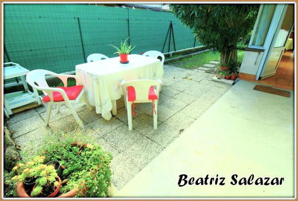 Au rez-de-chaussée d'une maison de deux niveaux, un appartement T4 de 76 m² carrez et 92 m² au sol avec la véranda, petit atelier avec jardin privatif d'environ 104m²