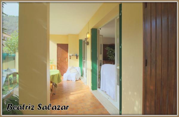 Au rez-de-chaussée d'une maison de deux niveaux, un appartement T4 de 76 m² carrez et 92 m² au sol avec la véranda, petit atelier avec jardin privatif d'environ 104m²