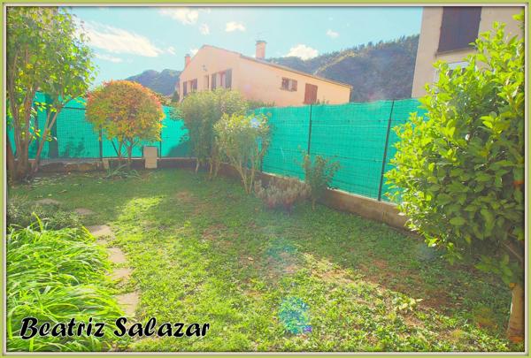 Au rez-de-chaussée d'une maison de deux niveaux, un appartement T4 de 76 m² carrez et 92 m² au sol avec la véranda, petit atelier avec jardin privatif d'environ 104m²