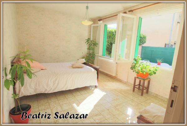 Au rez-de-chaussée d'une maison de deux niveaux, un appartement T4 de 76 m² carrez et 92 m² au sol avec la véranda, petit atelier avec jardin privatif d'environ 104m²