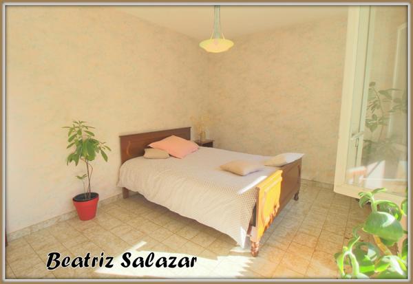 Au rez-de-chaussée d'une maison de deux niveaux, un appartement T4 de 76 m² carrez et 92 m² au sol avec la véranda, petit atelier avec jardin privatif d'environ 104m²