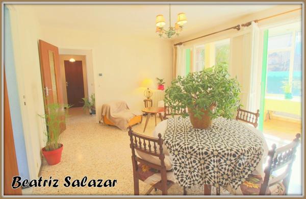 Au rez-de-chaussée d'une maison de deux niveaux, un appartement T4 de 76 m² carrez et 92 m² au sol avec la véranda, petit atelier avec jardin privatif d'environ 104m²