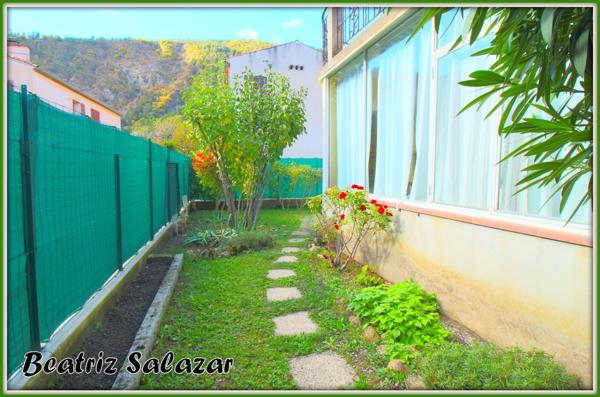 Au rez-de-chaussée d'une maison de deux niveaux, un appartement T4 de 76 m² carrez et 92 m² au sol avec la véranda, petit atelier avec jardin privatif d'environ 104m²