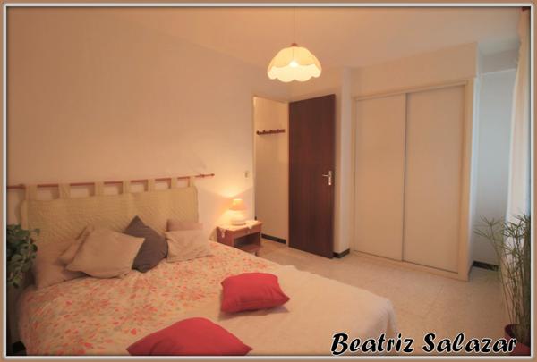 Au rez-de-chaussée d'une maison de deux niveaux, un appartement T4 de 76 m² carrez et 92 m² au sol avec la véranda, petit atelier avec jardin privatif d'environ 104m²