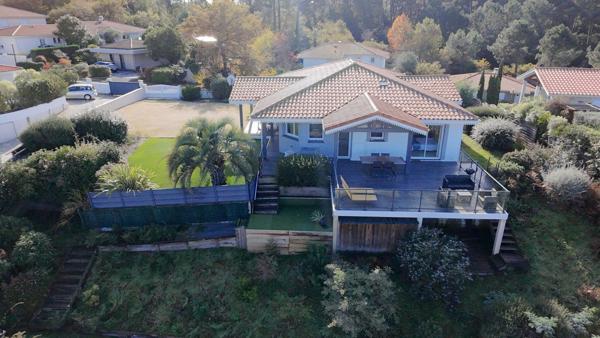 Un cadre rare à Biscarrosse-Lac, dominant la canopée avec vue exceptionnelle sur le lac.