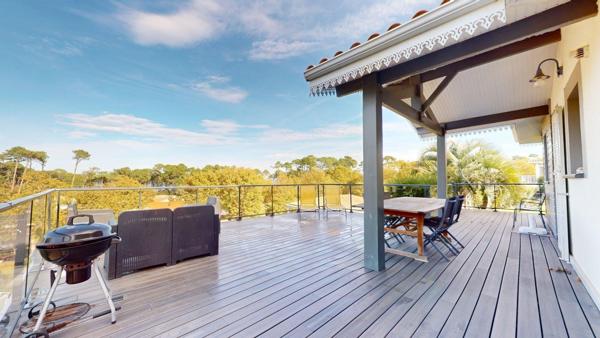 Un cadre rare à Biscarrosse-Lac, dominant la canopée avec vue exceptionnelle sur le lac.