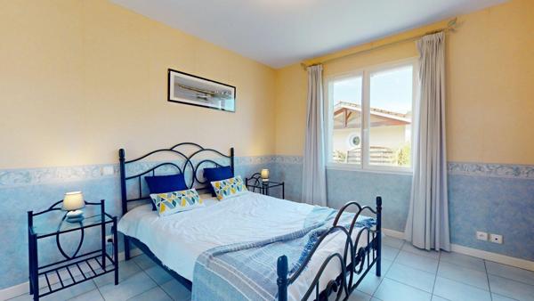 Un cadre rare à Biscarrosse-Lac, dominant la canopée avec vue exceptionnelle sur le lac.