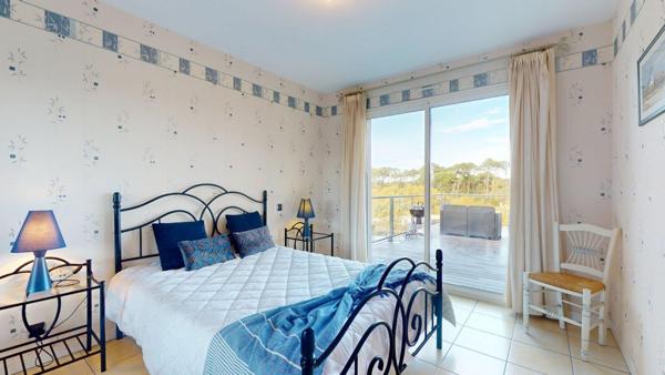 Un cadre rare à Biscarrosse-Lac, dominant la canopée avec vue exceptionnelle sur le lac.