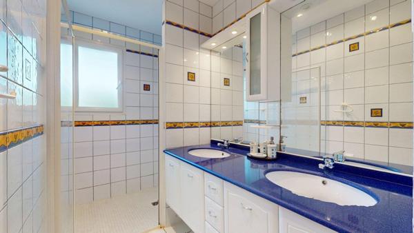 Un cadre rare à Biscarrosse-Lac, dominant la canopée avec vue exceptionnelle sur le lac.