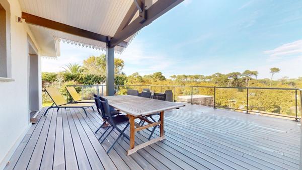 Un cadre rare à Biscarrosse-Lac, dominant la canopée avec vue exceptionnelle sur le lac.