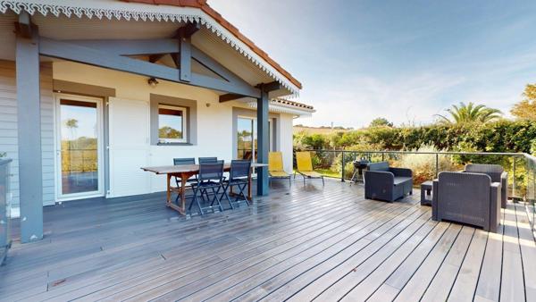 Un cadre rare à Biscarrosse-Lac, dominant la canopée avec vue exceptionnelle sur le lac.