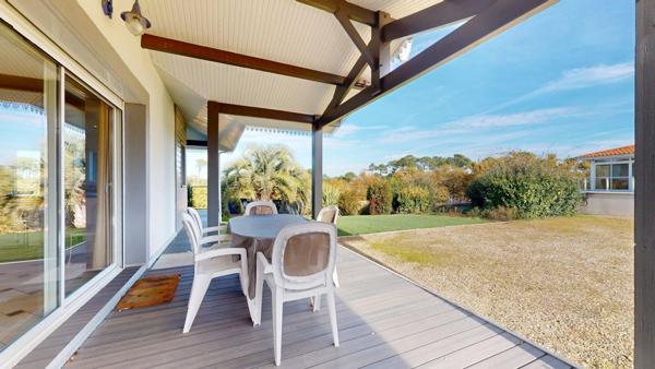 Un cadre rare à Biscarrosse-Lac, dominant la canopée avec vue exceptionnelle sur le lac.