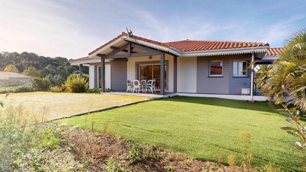 Un cadre rare à Biscarrosse-Lac, dominant la canopée avec vue exceptionnelle sur le lac.