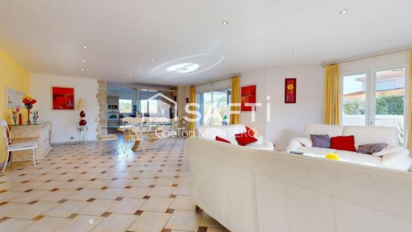 Un cadre rare à Biscarrosse-Lac, dominant la canopée avec vue exceptionnelle sur le lac.