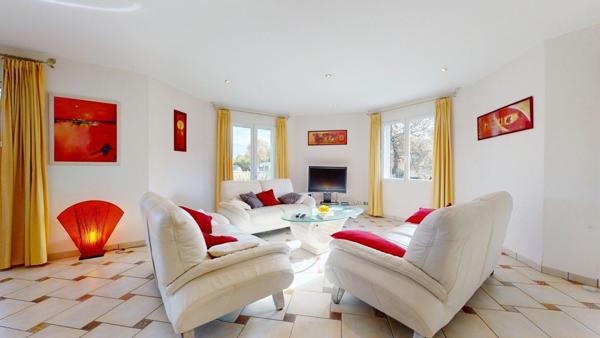 Un cadre rare à Biscarrosse-Lac, dominant la canopée avec vue exceptionnelle sur le lac.