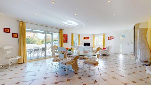 Un cadre rare à Biscarrosse-Lac, dominant la canopée avec vue exceptionnelle sur le lac.