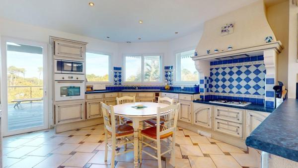 Un cadre rare à Biscarrosse-Lac, dominant la canopée avec vue exceptionnelle sur le lac.