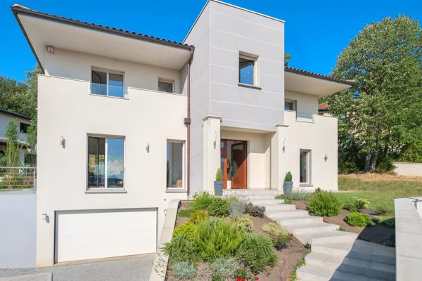 Vernaison - Maison récente contemporaine de 201 m² - Terrain de 822 m² - 4 chambres - Piscine