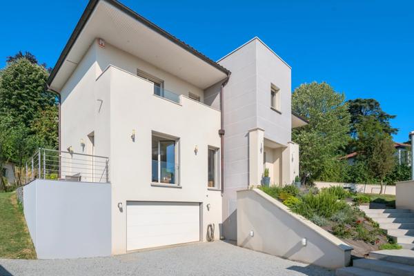 Vernaison - Maison récente contemporaine de 201 m² - Terrain de 822 m² - 4 chambres - Piscine