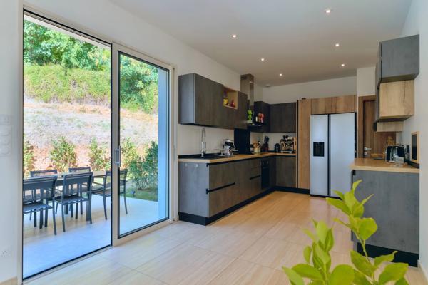 Vernaison - Maison récente contemporaine de 201 m² - Terrain de 822 m² - 4 chambres - Piscine
