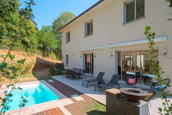 Vernaison - Maison récente contemporaine de 201 m² - Terrain de 822 m² - 4 chambres - Piscine