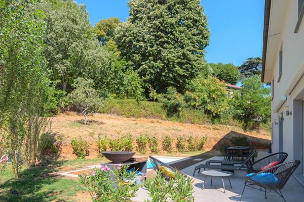 Vernaison - Maison récente contemporaine de 201 m² - Terrain de 822 m² - 4 chambres - Piscine